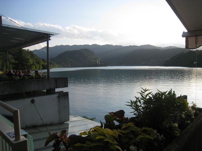 地元の情報誌にお勧めで載っていたレストラン「パノラマ」でディナー。美しい湖の向こうには、ブレッド島も見える。