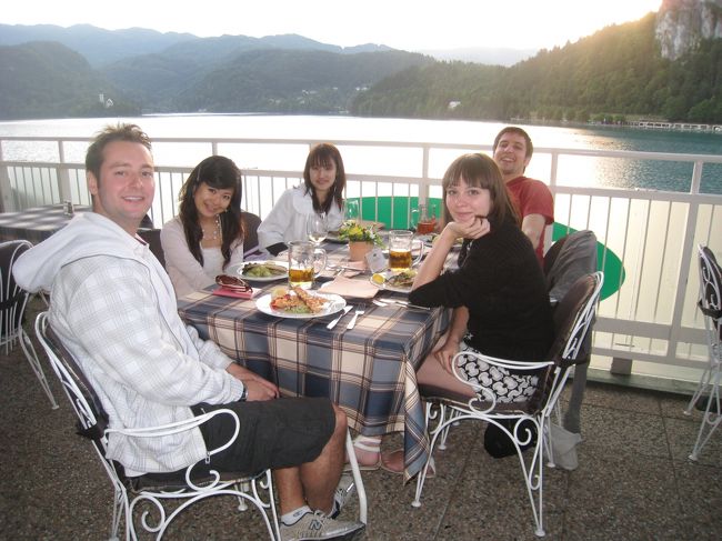 ブレッド城やブレッド島、ブレッド湖を見ながら、「ラ〜ソ〜」と鳴る、独特の鐘の音を聞きながら、贅沢なディナータイム♪