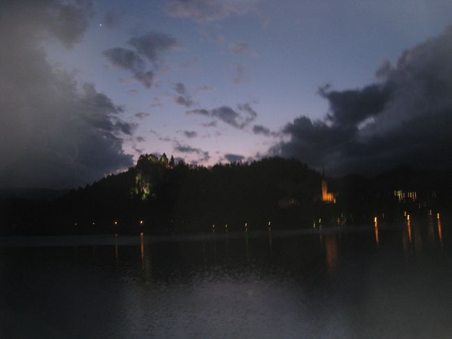 雨が降って来て、なんだか幻想的なブレッド湖の夜景。