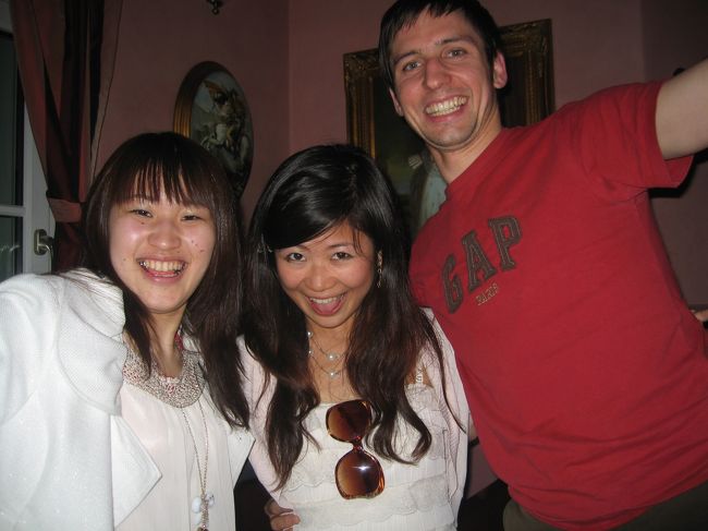 ディナーの後は、ダウンタウンのカフェバーへ。観光客は少なく、スロヴェニア人が多かった。皆のりのりで、私達もダンスに誘われてしまった。時間が経つにつれスロベニアンポップスが増えて来て、スロベニアンアルコールのせいか、私達までもヒートアップ！