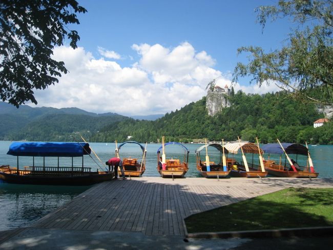 ブレッド島に行く為のボートがたくさん用意されている。向こうに見えるのは、ブレッド城。