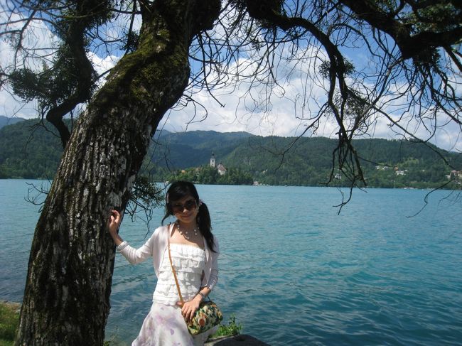 快晴のおかげで、美しい水面にブレッド島が、更に映える。