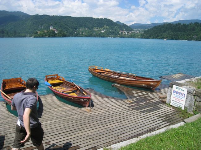 この船に乗って、ブレッド島に向かいます。