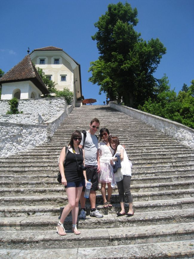 上を見ると聖マリア教会、下を見るとブレッド湖。贅沢！