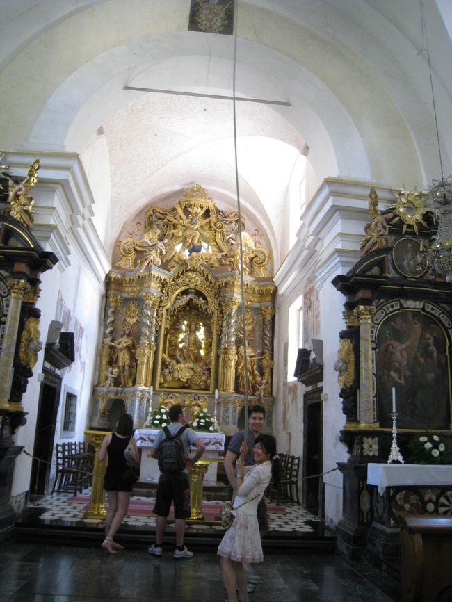 聖マリア教会の中に入ってみました。この鐘を鳴らすと、願いが叶うとの事。それぞれの想いをこめて、もちろん全員鳴らして来ました。いい音！