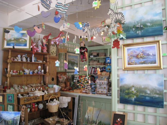 可愛いお土産やさん。たくさんのブレッド島の絵葉書が。１８００年からすでに、ブレッド湖の絵ハガキは売られていて、人気だったとか。