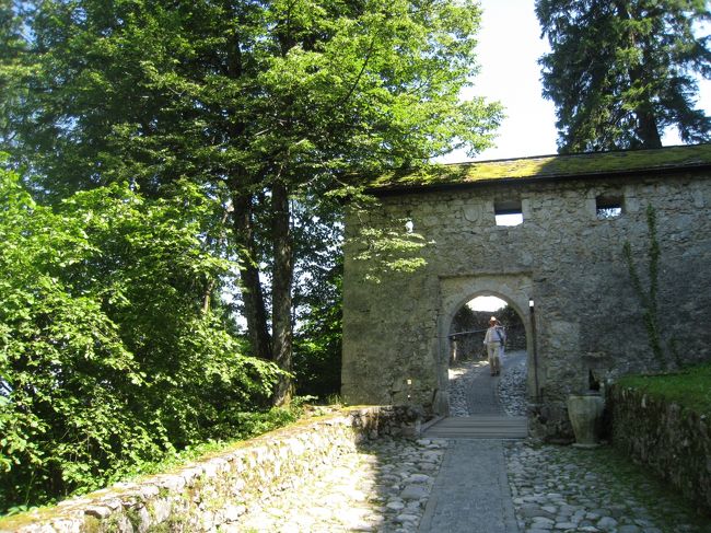 昼食後、急な坂を登りブレッド城へ。湖面から約１００Mの所に建っている。その昔、ナポレオンが統治していた時代もあったらしい。