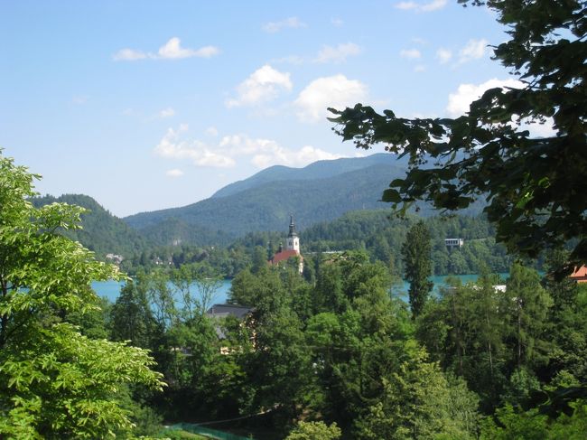 駅に向かう途中あまりにも美しい景色が広がり、思わず立ち止まって撮影！聖マリア教会が、「アルプスの瞳」に見える。絵になる風景そのもの◎