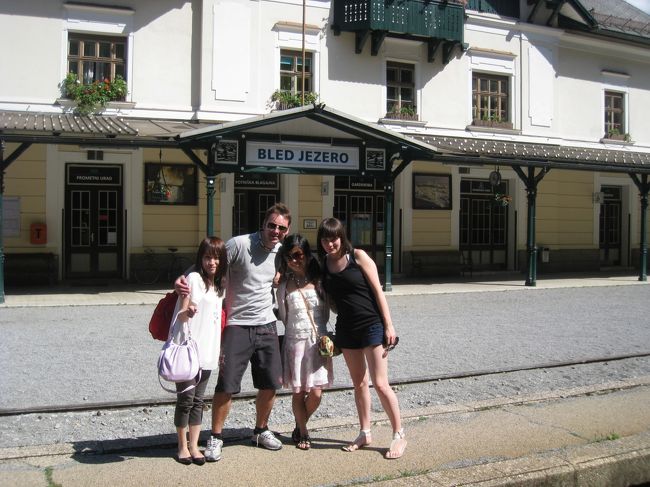 ブレッド湖駅にて。土日は電車が来ないのを知らずに、ずっと待っていて、この後大変でした（苦笑）何はともあれ、この駅も可愛かった。駅の周辺では馬車も何台か見かけて、本当に時が止まったかの様な場所だった。。