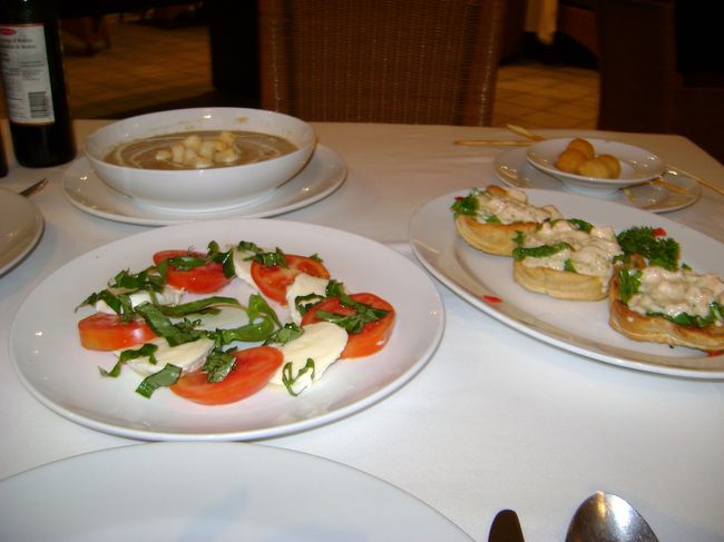 <br />そうだ、忘れてたわ。<br /><br />ラフティングの帰りにウブドのブラッドワンギ<br /><br />で石鹸を買ったの。かなり街中よりも外れて<br /><br />田んぼの真ん中にあった。<br /><br />思ったよりも種類が少なく、無香料のを<br /><br />10個買いました。相方もお土産用にGet.<br /><br />帰りはスミニャックまで送ってもらい<br /><br />ビンタンスーパーで食料品を買い<br /><br />それから、私のお気に入りのショップで<br /><br />バッグとキャミを買う。