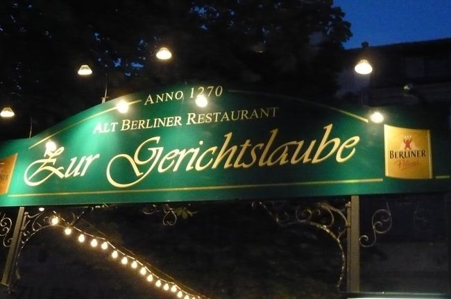 余韻を残しながら、博物館の島まで歩き　Zur Gerichtslaube(裁判館）というレストランで遅めの夕食。