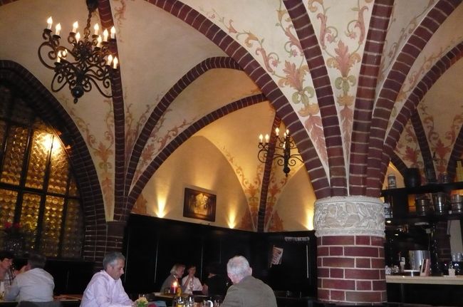 １２７０年　裁判所として建てられた建物、クラシックな天井ときれいな壁紙で　雰囲気のあるお部屋。<br />係りのお姉さんも可愛い方で