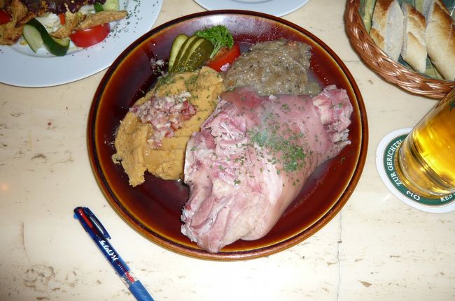 名物料理アイスバインを注文、骨付きの豚のすね肉、これがナント　１キロ　横にボールペンを置きましたので、その大きさが！！！<br />二人で一皿と決めていたので、べつにお皿を貸してもらって、<br />軟らかく煮込んであり、皮の部分が脂っこいのでは？　と思っていたが、　全く違って　肉もシットリ　付け合せのポテト　キャベツもおいしく