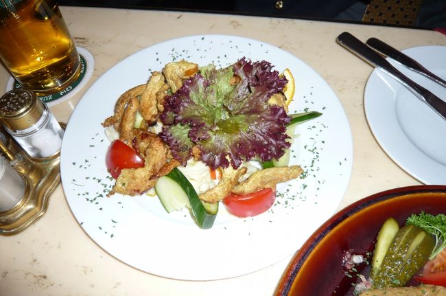 アイスバインとサラダ、５００ccのビール２杯で　なんと２８，６ユーロ　　安いでしょう！<br />ドイツ料理はおいしーーーい！