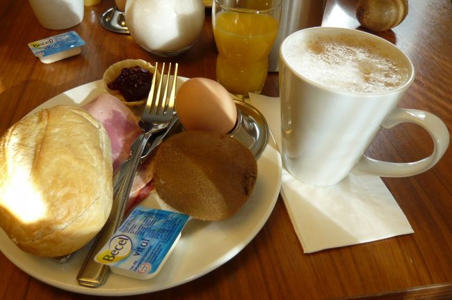 ６月１３日　　３日目<br />ホテルの朝食　シュリッペと言うパンです。皮がパリッとして　横半分に切れ目を入れ　チーズやハム　等挟んで食べる方が多く、<br />皆様に習って　いただきまーす。