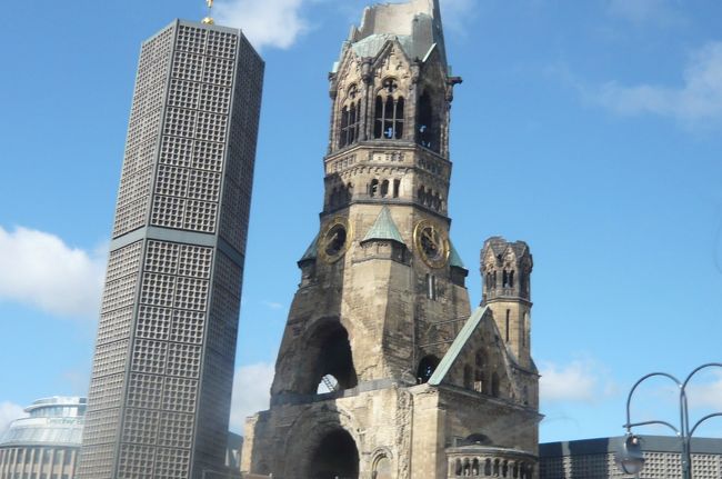 今日はポツダムへ。　ホテルからバスで２ツ目のツオー駅へ、カイザー　ヴｲルへルム教会が見えます。　空襲で破壊されたが　敢えて修復せず　残されています。<br />横には近代的な教会が。