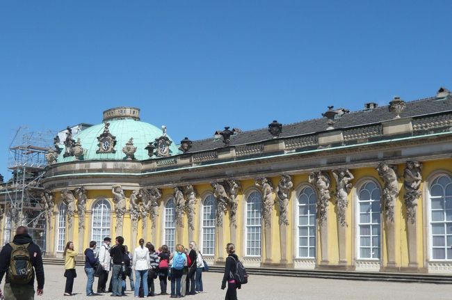 ベルリン　ウエルカム　カードで、入場券にグループごとに　入場時間が記入してあり、　５分おきに入場。ここでも　日本語のオーディーガイドが付いて解りやすく説明されます。