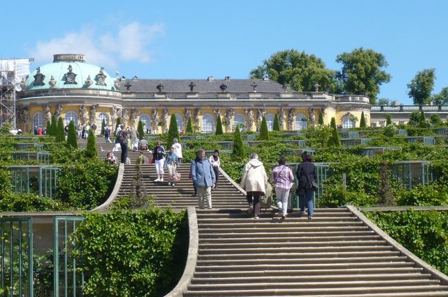 宮殿内を見て　ブドウ畑の噴水横でひと休み。