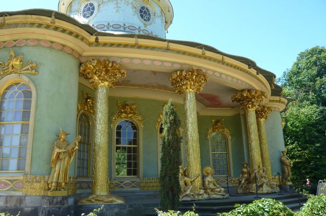 広い園内には　中国茶館も。