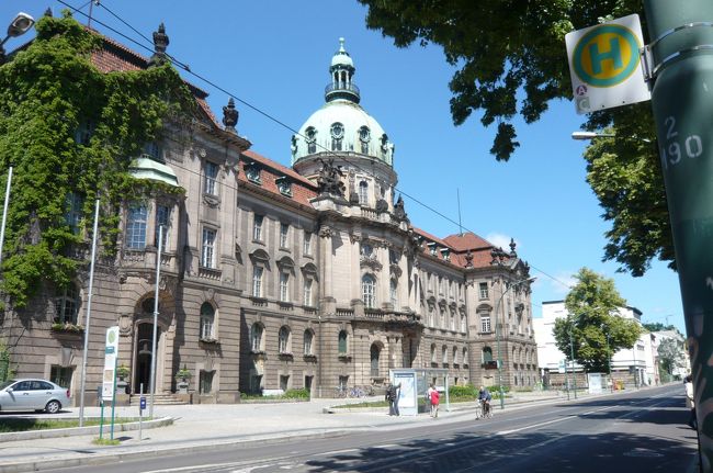 きれいな宮殿でした。　再び　バスで第二次世界大戦のポツダム会議の場として名高いツェツィーリエンホーフ宮殿へ。<br />