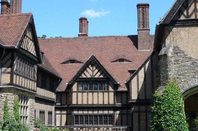 中に入ったら、　この屋根　何だか顔みたいでしょう。　以前来た時も　　カワイーイ！