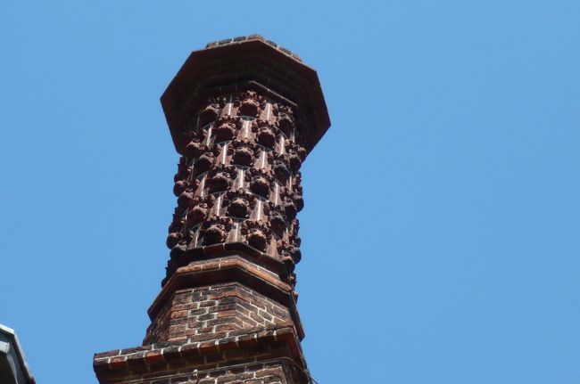 煙突もゴージャス。　内部には皇太子や妃　の部屋　調度品　などたくさん　展示され、　中でも有名な米英ソ　三国の首脳が戦後処理　等の会議（今だったら、サミット？）を行った部屋がありますが残念！　撮影禁止です。　<br /><br /><br />