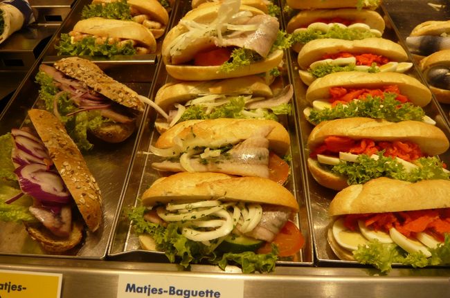 構内で昼食、　軽くサンドとビールで。鰊のサンドにしました。沢山の野菜と鰊　おいしい。<br />ヨーロッパで良く見かける　お魚マーク　のＮＯＲＤＳＥＥ　でサンド　２個　ビール５００cc　２杯で<br />８，６８ユーロでした。