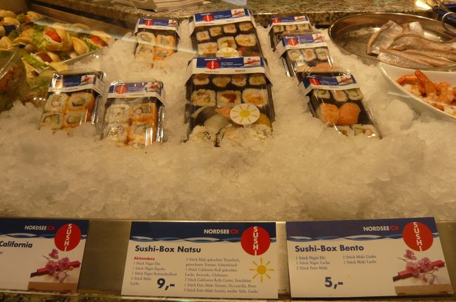 隣には　おすし　もありました。　サンドに比べると高価です。　１０ユーロ近くでした。