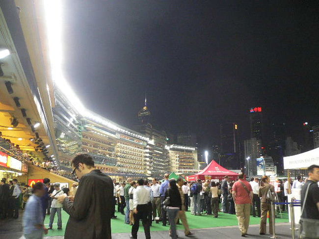 ハッピーバレイ競馬場<br />夜に開催される競馬場ですので　夕食後にゆっくり行けます。コーズウェイベイから徒歩１５分。入場料１０香港ドル