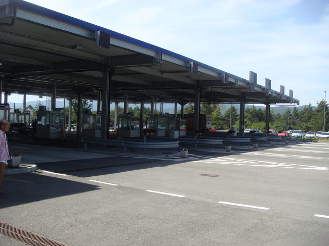 国境検問所、バスを降りて検印少し歩いて路上でバスを待つ。