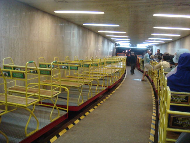 洞窟内２キロを走る