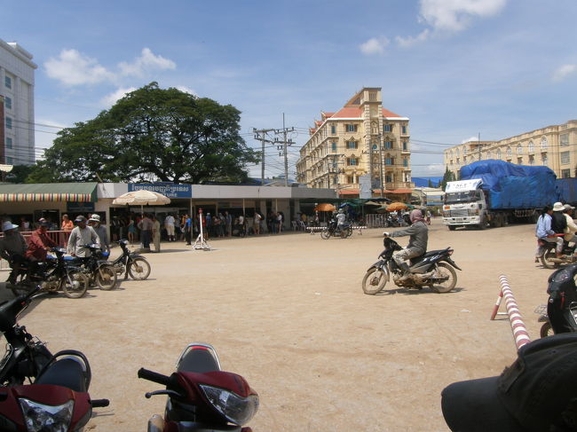 イミグレーションを越えた後<br />すぐに広がる風景。バスターミナルだが<br />舗装がまったくされていない。<br />そして、みんな顔にマスクをしている。<br /><br />さぁ、恐怖のカンボジア旅行の始まりである。<br /><br />＊＊＊＊＊＊＊<br /><br /><br />なんだかんだで<br />カンボジアに到着した。<br /><br />空気が重い。<br /><br />まるで<br />放課後のHRで、先生が割れた窓ガラスを指しながら<br />｢誰がやったんだ！？早く言え！｣<br />といいつつ、クラス中が沈黙するあの感じ？である。<br /><br /><br />ホントかよ・・・。<br /><br />ちなみに割ったのはクラス一の暴れん坊。<br /><br />だから誰も指摘できないんだなー。<br /><br /><br />わかるかなー…。