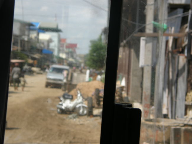 ポイペト<br /><br />バスの車窓から<br /><br />＊＊＊＊＊＊＊<br /><br />なんだかんだいって<br />国境には日本人がいっぱいいる。<br />外国人バックパッカーも多数いる。<br /><br />でも蚊もいっぱいいる。<br /><br />視野に必ず10匹は飛び込んでくる。<br /><br /><br />カンボジアをはじめとして<br />東南アジアにはマラリアがいっぱいいる。<br /><br />旅に出るにあたって、A型肝炎の注射だけ受けてきた。<br /><br /><br />マラリア対策は、スプレーだけである。<br /><br /><br />しかし、カンボジアの蚊はなかなか手ごわく、<br />スプレーを腕にかけてている、その瞬間に<br />俺の脚を狙って刺してくる…。だめじゃん！！！<br /><br /><br /><br />おかげで<br />旅行中ずっと痒かった。<br /><br /><br /><br /><br /><br /><br /><br />…ん？大丈夫か俺？