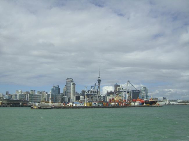 とりあえずオークランドを後にして<br />高速船で40分もかからない場所にある<br />ワイヘキ島を目指します！