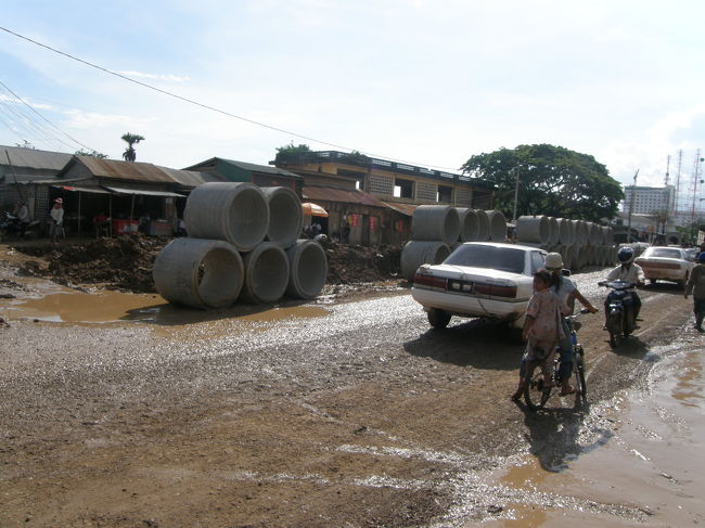 ポイペト・バス乗り場<br />別角度から撮影（逆向いただけなんだけど）<br /><br /><br />＊＊＊＊＊＊＊<br /><br />バス乗り場に全体的に緊張感が漂っている。<br /><br /><br />2時に出発すると言われたバスが<br />4時をまっても出発しないことが原因なのか、<br />ドイツ人バックパッカーは俺に、<br />やっぱりタクシーで行くと告げ、去って行った。<br /><br />余談だが、俺はドイツ語が片言話せる。<br /><br />Mein name ist つかったん（私の名前はつかったん）<br /><br /><br />さっきのマレー語と言い、まったく披露する機会がないが。<br /><br /><br />バスを待っている間に、赤に<br />両替所に連れて行かれた。<br /><br />残ったタイバーツを100円分くらい、カンボジア・リエルに両替する。<br /><br />いくら戻ってきたかは忘れた。<br /><br /><br />ただ、上海で出会った日本人から聞いた話によると、<br />彼はここの両替所で、日本円2万円分をカンボジア・リエルに変えたらしい。<br /><br />大量のリエルが出てきたたので<br />数えるのもめんどくさく、そのまま財布にしまったらしいが<br /><br />そのカンボジア・リエルでその日の晩飯が食えなかったらしい。<br /><br /><br /><br /><br /><br />（笑）