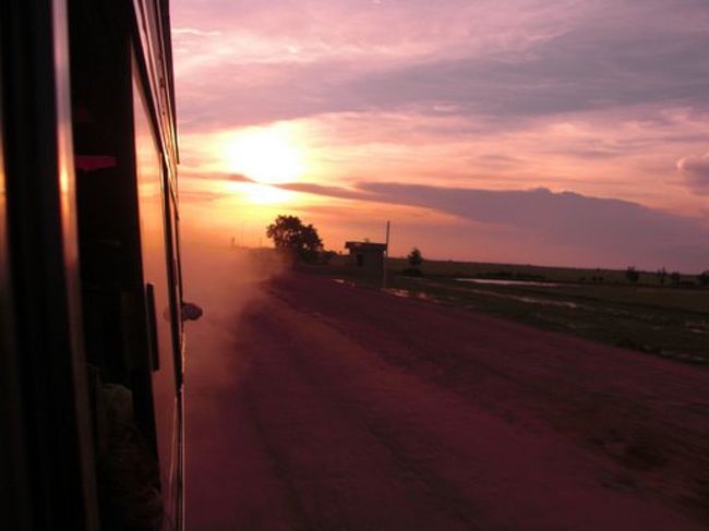 バスの車窓から<br /><br /><br /><br />＊＊＊＊＊＊＊<br /><br />どうだい？<br /><br />きれいだろ！！！<br /><br /><br />この時俺は爆睡してて、Kがこの写真を撮ったなんて…。<br /><br /><br />バスは時々、枯れ川を橋を渡る。<br /><br />常に橋は工事されていて、<br />どうもその金は日本のODAかNGO辺りが出しているらしい。<br /><br />工事現場に日本の国旗が書いてある。<br /><br /><br />なんかうれしいよね。<br /><br /><br />俺は結構寝てて見逃したけど。<br /><br /><br />だけど、橋を渡った時の<br />誇らしげな気持ち、ちょっとは覚えてるよ。