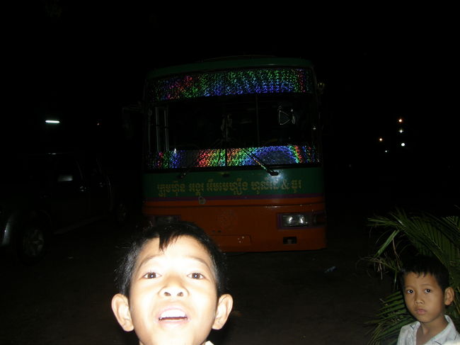 そうこうしているうちに<br />俺は隣に座っていたMに起こされた。<br /><br />休憩らしい。<br /><br />時刻は夜6時過ぎ。<br /><br />夕暮れから夜になろうとしている。<br /><br /><br />真っ赤な土の大地が広がり、<br />遠くの方に木がちょぼちょぼ生えている。<br /><br />うーむ。写真とっておけばよかった涙。<br /><br /><br />その代わりバスの写真でも撮るか<br /><br /><br /><br />って、お前邪魔！フラッシュが届かなくなるから！<br /><br /><br />ちなみに、手前の子供は日本語が上手。<br /><br /><br /><br />こんにちわー<br />お名前はー<br /><br />そんなのかんけーねー<br />おっぱーぴー<br />なんでだろー<br /><br /><br /><br />ん？俺のドイツ語より上手・・・・<br /><br /><br />いやそこじゃない！<br /><br /><br />なんでお前そんな日本のギャグ知ってるの？？？<br /><br /><br /><br />この疑問はホーチミンでわかる事になる。