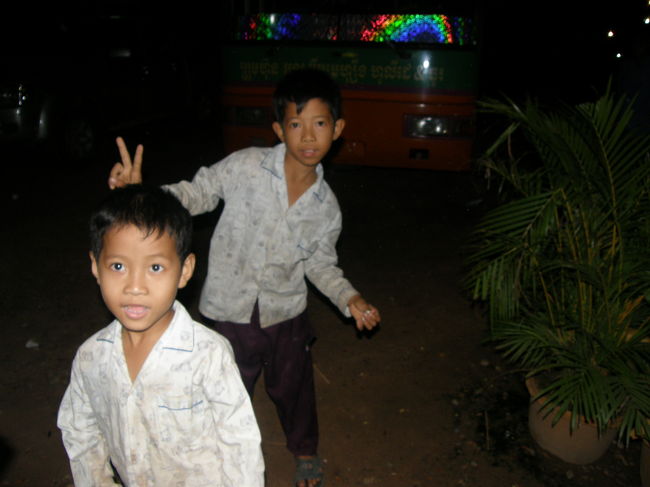 子供たち続き<br /><br />俺はバスを撮りたいだけなんだが、<br />勝手に飛び込んでくる。<br /><br />＊＊＊＊＊＊＊＊<br /><br /><br />案の定、お土産攻撃を受ける。<br /><br /><br />発展途上国で観光客がいっぱい来るところでは<br />子供たちによるお土産攻撃を受ける。<br /><br />この写真の子達は<br />元気があってなんとなく楽しそうだから<br />買わなくても<br /><br />なんか、まいっか、と自分を納得させることができるが、<br />もっと陰鬱そうな子供は多く見てきた。<br /><br />彼ら・彼女らはすごく悲しい目をしている。<br /><br />Buy for me。I'm very sad。<br />ワタシカワイソウ。アナタカネモチ。コレカッテ<br /><br />なんて言って来る。<br /><br />こっちの良心に訴えかけてくる。<br /><br /><br />こんなのズルイ。買わない、いや恵まないこっちが悪者になると言う構図を作ってくるのである。<br /><br /><br />俺は極力恵むのを拒んでるが、（特に現金寄与）<br />別に旅行者は恵むのは勝手だと思う。<br /><br />額だってはっきり言って旅行者から見たら、<br />ポケットの小銭程度だし、<br />あげてもあげなくても旅行者のその後の人生になんの影響も与えないだろう。<br /><br />小銭を与えることによって自分の罪悪感から逃れられるのなら好きにしたらいい。<br /><br /><br /><br /><br />が、しかしである。<br /><br />