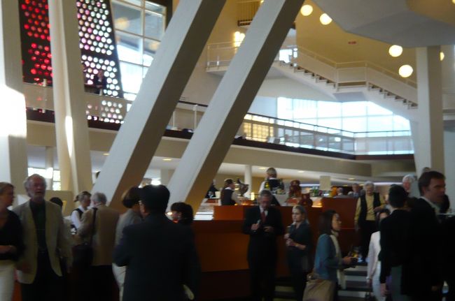 入場してすぐに、ドリンクコーナーが・・・<br />開演前から、すでにシャンパングラス片手のドレスアップした方が沢山。