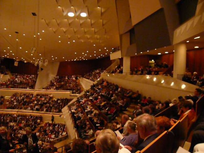 舞台を取り囲むように観客席があります。