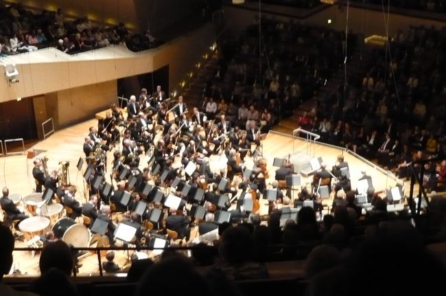 今晩は　Daniel Barenboim氏指揮の演奏。　<br />全体が音に包まれたような　素晴らしい　会場です。<br />一度は聴きたいと思っていたベルリン　フィルでした。　