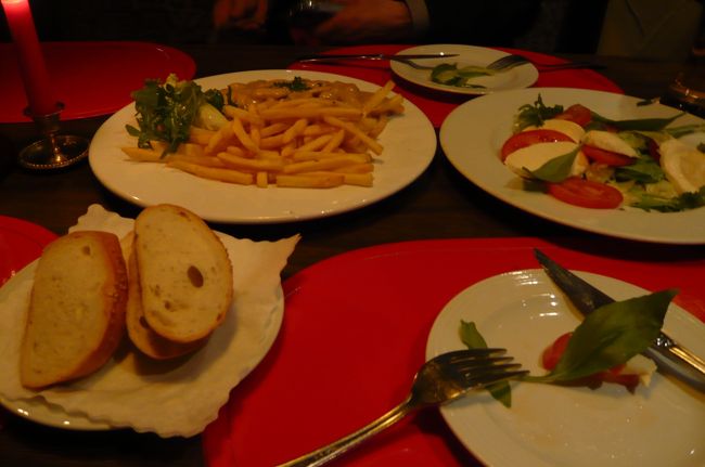 メインの肉料理　とモツァレラサラダ　いつもの様にお皿を借りて　分け合いましたが、