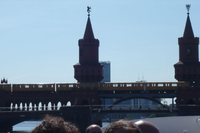 壁を見ながら　歩いていると、んっ　川が見えてきました。　クルーズ船も止まっています。