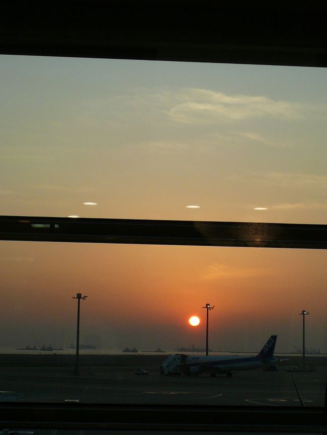 早朝羽田空港よりANAにて沖縄へ出発です。<br /><br />飛行機の先には「日の出」が。。