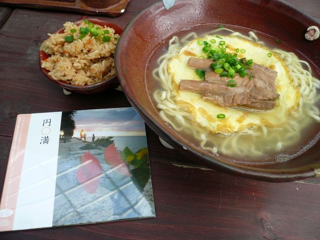 旧友コウサカくんは、サンシンをメインに弾くミュージシャンで、日本だけでなく海外でも演奏しています。インストロメンタルなサンシンＣＤをソロだったり、トリオでJAMって、CDを自主レーベルで制作し販売しています。<br /><br />http://www.myspace.com/watarukousaka<br /><br />数年ぶりの再会でしたが、すぐに打ち解けて色々と語り合いました。<br /><br />写真は、旧友のＣＤと、その名を「本ソーキそば」と呼ぶ、あぐー豚と鰹節を贅沢に使い作ったスープに、自家製手もみ麺が入り、うす焼き玉子、やわらかい本ソーキを乗せてたものです。<br />「ジューシー」のセットで８２０円でした。<br /><br />他にあぶりソーキそば（最高に美味のトロケる肉）なども食べました。