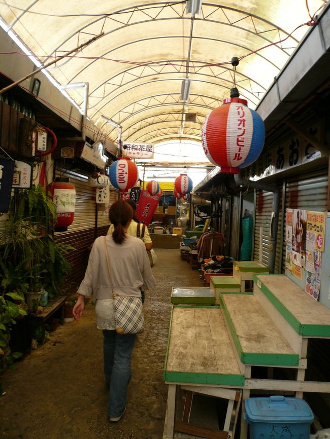 栄町市場商店街を歩きまわり、沖縄のディープな商店を案内してもらいました。