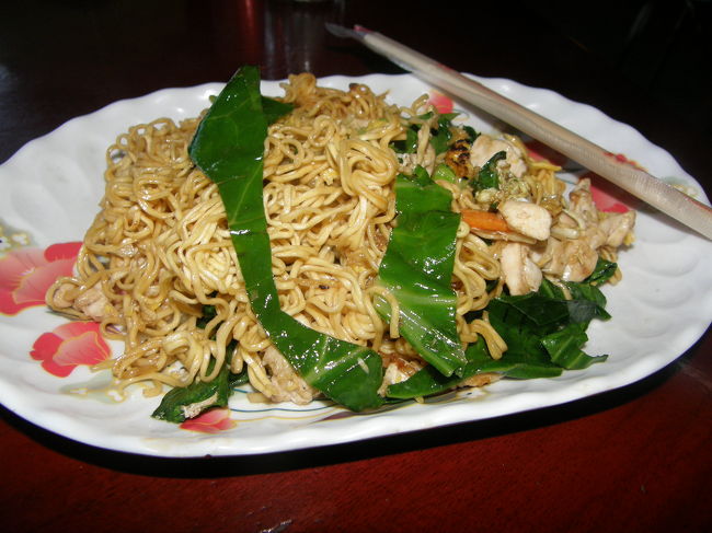 晩飯の<br />ママヌードル（MAMA NOODLE）2.5＄。<br /><br />なんだこれ？と気になって注文したら<br />ただのインスタント焼きそば。<br /><br />決してうまくないことはお伝えしておこうと思う。<br /><br />＊＊＊＊＊＊＊＊＊＊＊＊＊＊＊＊＊＊<br />前回の続き。<br /><br /><br />そういった金銭的に優位に立つ観光客が<br />発展途上国で行う事が、現地に大きな影響を与える、<br />という事だけは忘れてはいけない。<br /><br />俺はそう思う。<br /><br /><br />金を恵むのも自由。<br />冷たい、非人間的態度をとるのも自由。<br /><br />旅行なんて<br />無責任な外国人がわがままにふるまうことだと思う。<br /><br />だから観光地化で<br />悪影響が出まくってるんだろう。<br /><br /><br />相手国のマナーなんて、絶対守らなくてはいけないタブー以外、<br />旅行者は誰も知らないよ。<br /><br /><br />価値観は国によってさまざま。<br /><br />だから外国旅行は楽しい。<br /><br /><br /><br /><br /><br /><br />だけど、最低限自分がされたら嫌な行動をするのは謹んでおくべきである。<br /><br />俺は、両親や先生にそう習ってきた。<br /><br />そして、ずっと<br />自分が嫌がる行動を他人にしないで22年間生きてきたつもりである。<br /><br /><br /><br />ただ、自分の価値基準がよく他人とずれるので、<br />友達の家に行って勝手にベットで寝たりしていると、怒られる。<br /><br /><br /><br />てへ♪