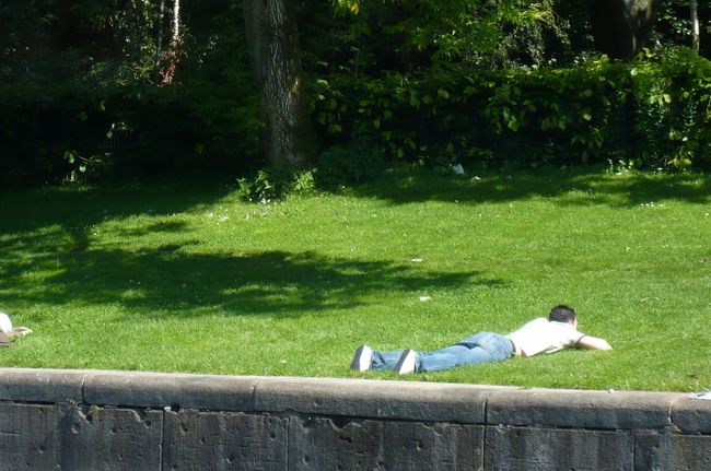 日差しを楽しむ人も、