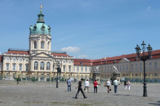 地下鉄とメトロＢｕｓ　でシャルロッテンブルグ宮殿へ。　今回はじめて利用したメトロＢｕｓ　結構ガタガタしてクッションが悪いのかな?<br />ここでもベルリンカードを使い、オーディオガイド付き、個人旅行者にとって便利。