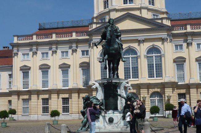 市内で最も美しいと言われているとか。　日本や中国の陶磁器が壁一面に飾られ、当時としては遥かな国の贅沢品だったのでしょう。　通りから見える程の近い所にあり、見ごたえある宮殿です。